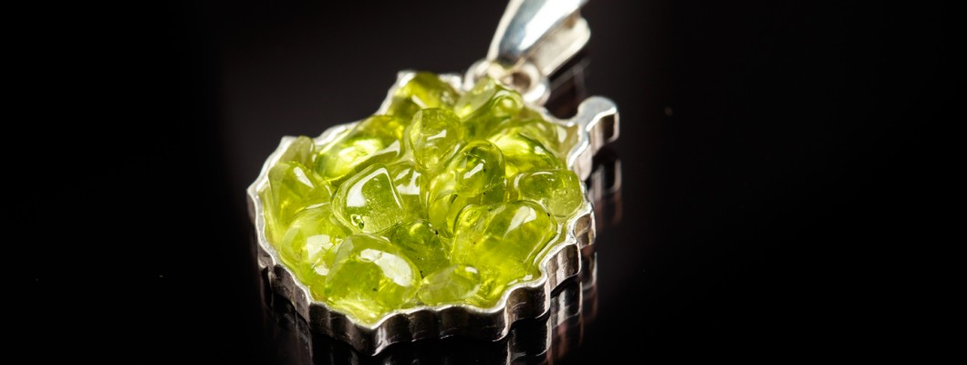 Cómo combinar el colgante Gema Olivina en tus looks