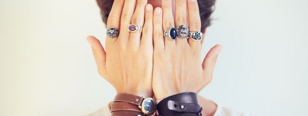 ¿Cómo combinar anillos en un mismo dedo? El truco para que quede estiloso y no recargado