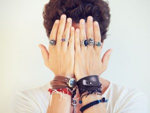 ¿Cómo combinar anillos en un mismo dedo? El truco para que quede estiloso y no recargado