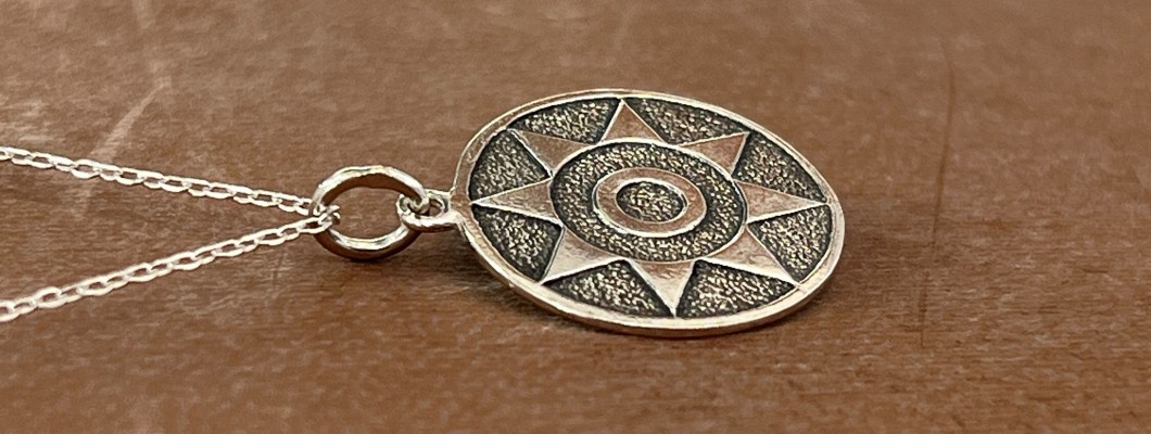 Cómo combinar el Colgante Pintadera Sol