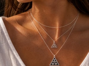 5 tips para combinar collares en capas sin que se enreden