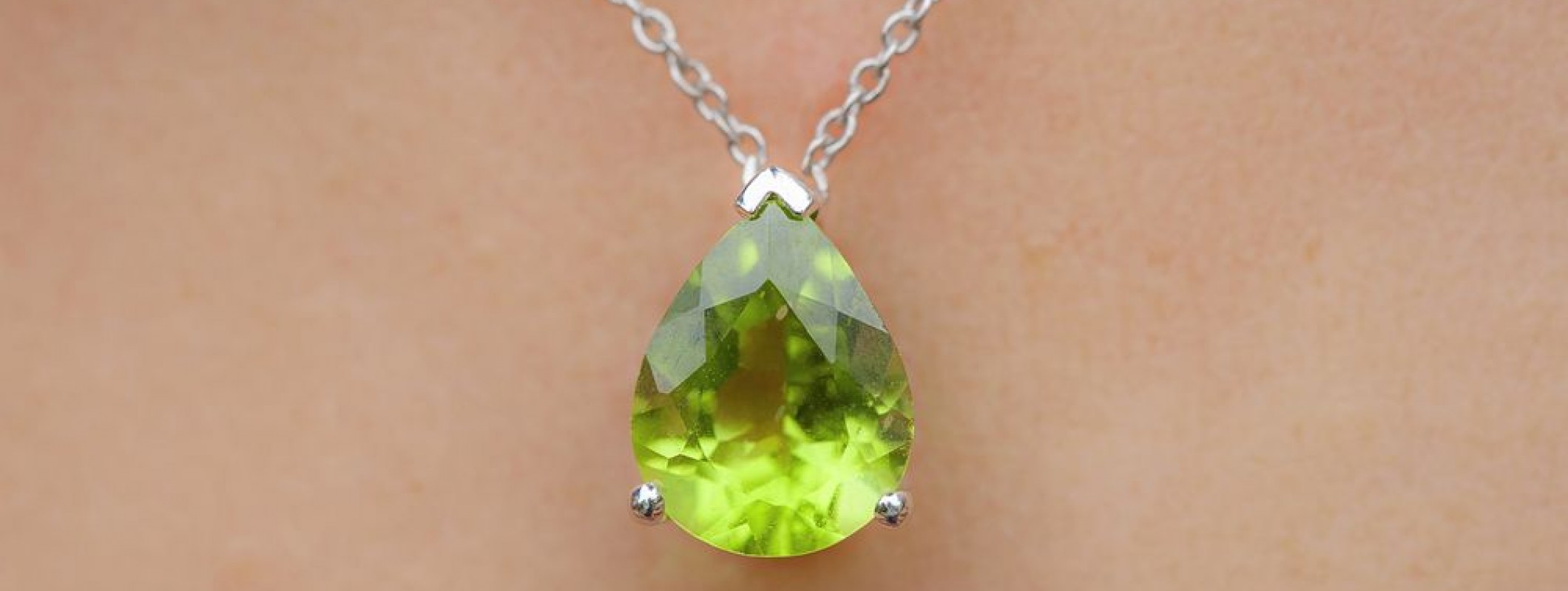 → Colgantes de OLIVINA en tus outfits descubre su versatilidad