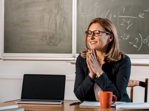 Joyas discretas para profesoras que marcan estilo