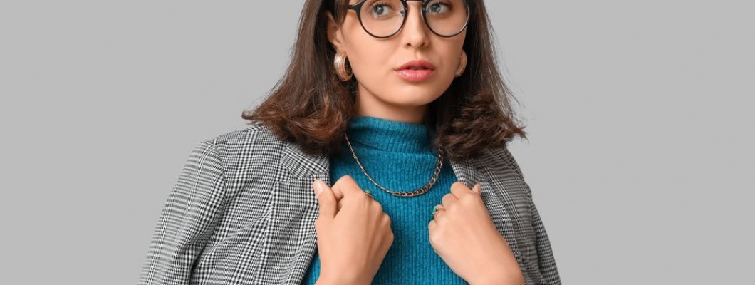 Joyas para la oficina: cómo combinarlas sin perder elegancia
