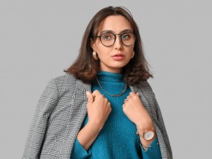 Joyas para la oficina: cómo combinarlas sin perder elegancia