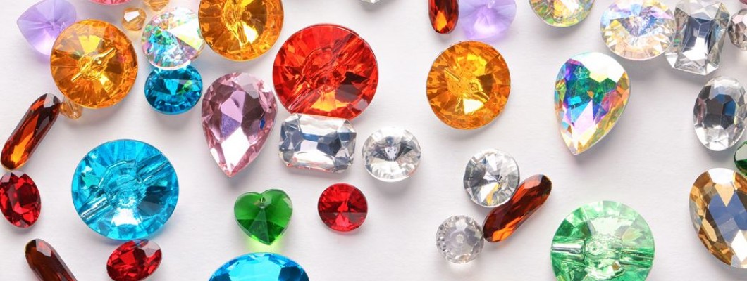 La magia de las piedras preciosas en joyas hechas a mano