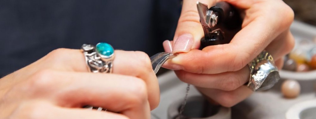 Los materiales más usados en la creación de joyas artesanales Los materiales más usados en la creación de joyas artesanales