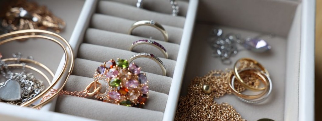 Cómo organizar tus joyas para viajar sin que se enreden ni se pierdan