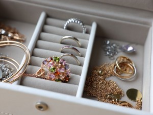 Cómo organizar tus joyas para viajar sin que se enreden ni se pierdan