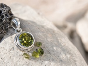 El secreto verde de los volcanes: qué es la olivina y cómo saber si tu joya es auténtica